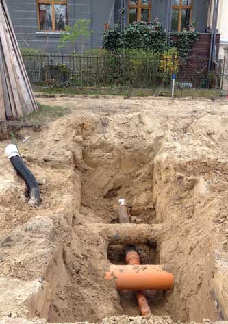 unsere Abwasserleitung kreuzt die gerade neu verlegte Regenwasserleitung Foto: unsere Abwasserleitung heute - Blick aufs Haus