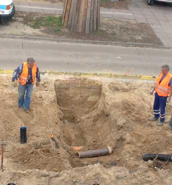 unsere Abwasserleitung nicht mehr zu sehen heute Nachmittag Foto: unsere Abwasserleitung heute Nachmittag ist verschwunden