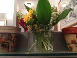 Foto von einer Aaltoglasvase mit Blumen - heute fotografiert. title=