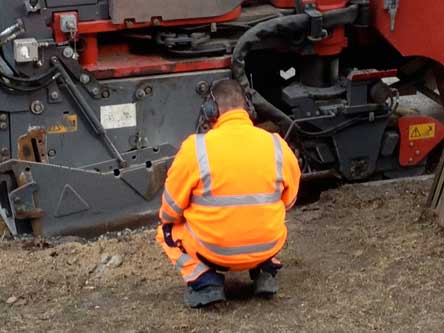 Foto von einem Arbeiter vor der Fräse - Eisenbahnstraße 133