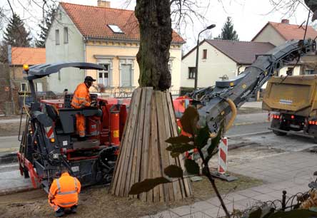 Foto von einem Arbeiter vor der Fräse - Eisenbahnstraße 133