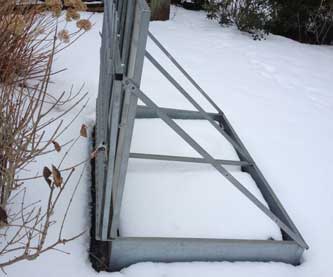 Schnee im Frühbeet Foto von Frühbeet mit Schnee gefüllt