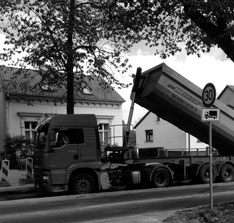 es wird asphaltiert - heute Foto von der im Bau befindlichen Straße - heute.