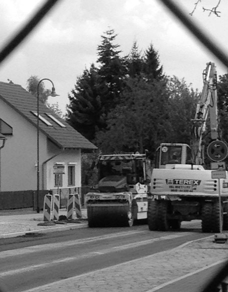 Es wird gewalzt - heute Foto von der im Bau befindlichen Straße mit Walze heute Nachmittag.
