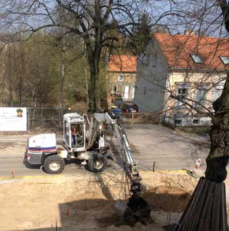 hier:Bagger vor Haus mit Nr. 133 Foto von Bagger vor Hausnr. 133.