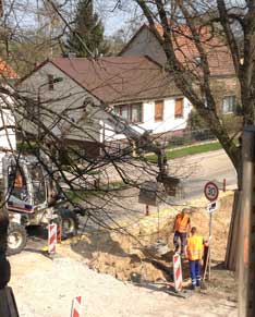 Foto von einem Schacht, der auf der anderen Seite der Einfahrt Nr. 133 gebaut wird.