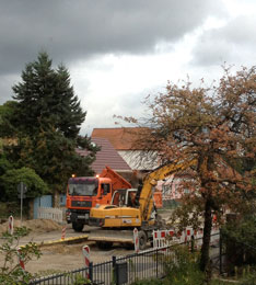 Blick auf LKW, der Pflastersteine abkippt - heute Foto von LKW, der große Pflastersteine ablädt, ist zu sehen.