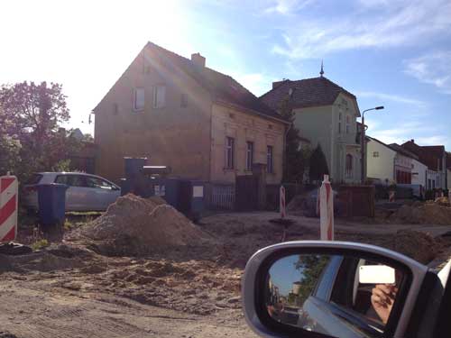 Foto von dem schönen Haus und der Straßenbaustelle heute um 18 Uhr. title=