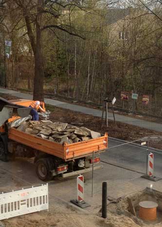 Foto von einem LKW vor dem Grundstück 132, voll beladen mit Betonstücken und Platten.