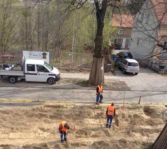 hier Tiefbauarbeiter vor der Hausnummer 133 Foto von Tiefbauer vor unserem Grundstück Hausnr. 133.