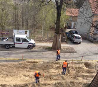 Foto von Tiefbauer vor unserem Grundstück Hausnr. 133.