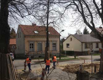 hier Tiefbauarbeiter vor der Einfahrt Hausnummer 133 Foto von Tiefbauer vor unserer Einfahrt Hausnr. 133.
