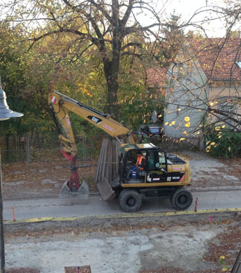 Blick auf Bagger vor Linde 74 heute Foto von Bagger auf der Straße - neben der Linde 74.