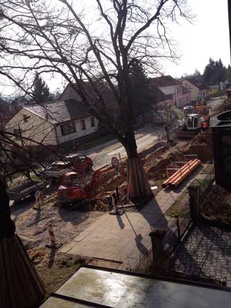 heute früh um 10 Uhr Foto von Tiefbauern vor dem Grundstück 134 mit Regenwasserrohren.