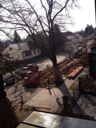 Foto von Tiefbauern vor dem Grundstück 134 mit Regenwasserrohren.