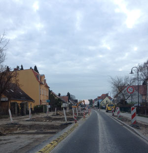 Foto von Straße mit Bagger ist zu sehen - heute.