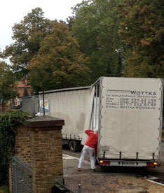 Blick auf LKW nebenan - heute - ist zu sehen.