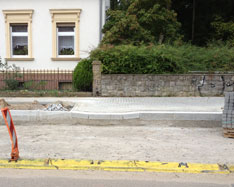 Blick auf Granitbord Nähe Marienweg heute Foto von einem neu gesetzten Granitbord. der sich abgesenkt hat, ist zu sehen.