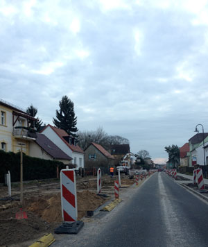 Foto von Straße mit weißem Bagger ist zu sehen - heute.