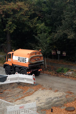 um 8 Uhr Kehrmaschine kommt Foto von Kehrgerät Fa. Ruwe um 8 morgens ist zu sehen.