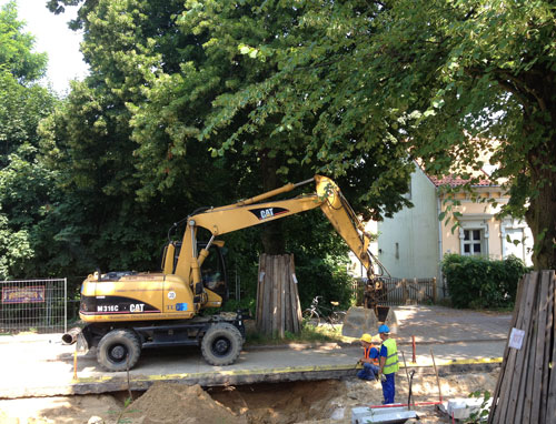 Foto von dem braunen Bagger auf unterhöhlter Straße - heute .