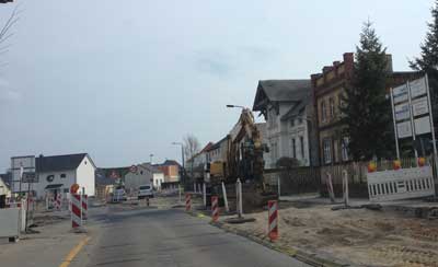 ein Bagger ist da! Foto von einem Bagger auf der Straßenbaustelle