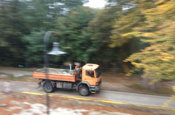 um 8 Uhr fährt der LKW einen Rüttler Foto von LKW von Eurovia, der einen Rüttler transportiert um 8 morgens ist zu sehen.