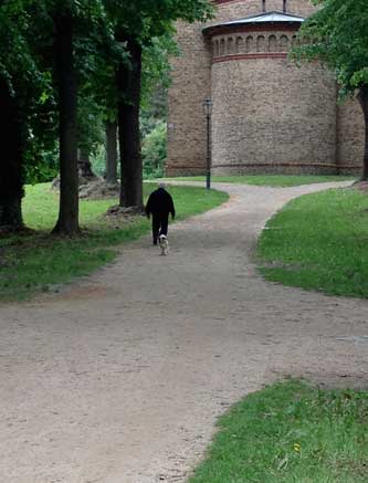 Foto von Kirche und Mann und Hund -heute fotografiert. title=