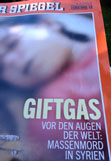 Spiegel Foto von dem aktuellen Titel des Spiegelmagazins mit vergiftetem Kind aus Syrien zu sehen.