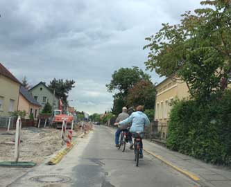 Foto von der Einbahneisenbahnstraße mittags title=