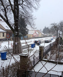 Blick auf Mülltonnen heute Foto von mülltonnen auf der Baustraße ist zu sehen - heute.