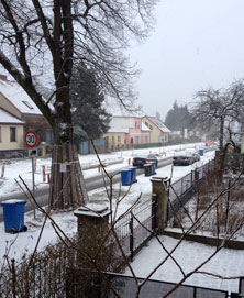 Foto von mülltonnen auf der Baustraße ist zu sehen - heute.