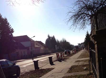 heute Straße mit Mülltonnen Foto von Eisenbahnstraße mit Mülltonnen am Rand