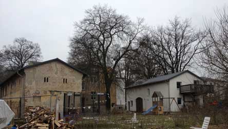 Foto vom zukünftigen Baugrundstück in Richtung Innenhof bestehender Wohnhäuser ist zu sehen