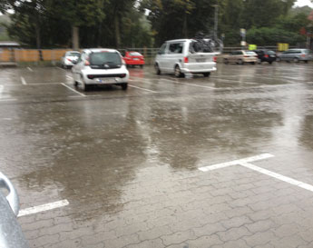 Blick auf Nettoparkplatz heute Foto - Blick auf die Fläche vor dem Einzelhandel Netto an der Kreuzung ist zu sehen.