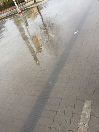 Foto von Überschwemmung der Fläche vor dem Supermarkt - unbenutzbar.