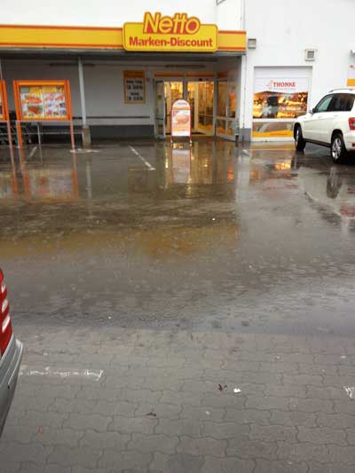Foto von Überschwemmung der Fläche vor dem Supermarkt - Eingang.
