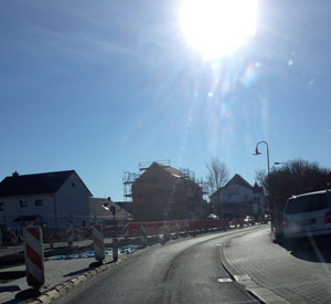 Neubau in der Straßenachse heute gesehen Foto von der Straße Richtung Kino und Neubau ist zu sehen - heute.