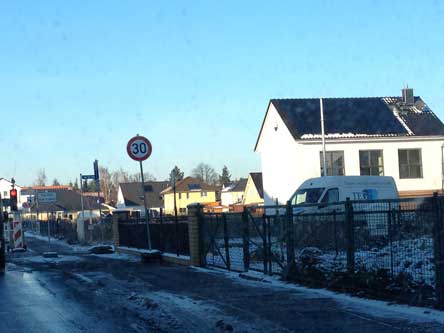 Ampel mit Neubaugebiet an der Eisenbahnstraße von der Innenstadt kommend.