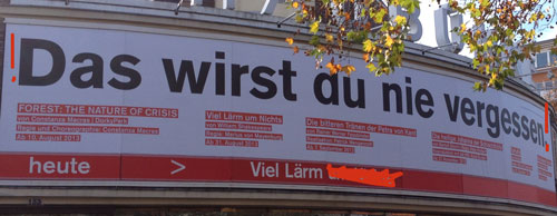 Blick auf Plakat an der Schaubühne heute früh Foto von einem großen Plakat an der Schaubühne in Berlin - heute früh.