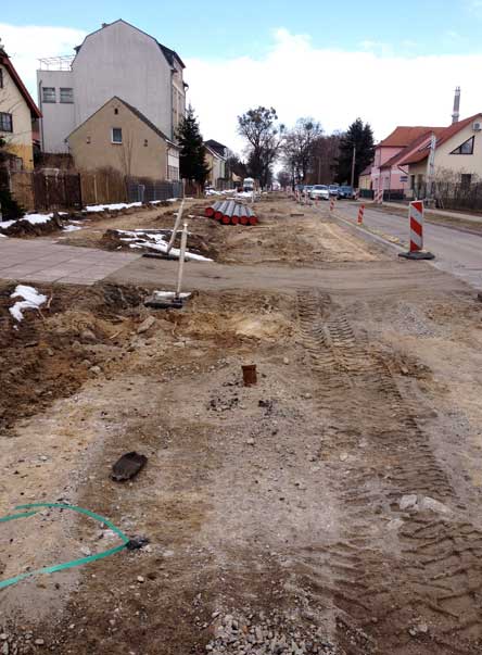 Fußweg Westseite aktuelles Foto von der westlichen Straßenseite / Fußweg - Baustelle Eisenbahnstraße