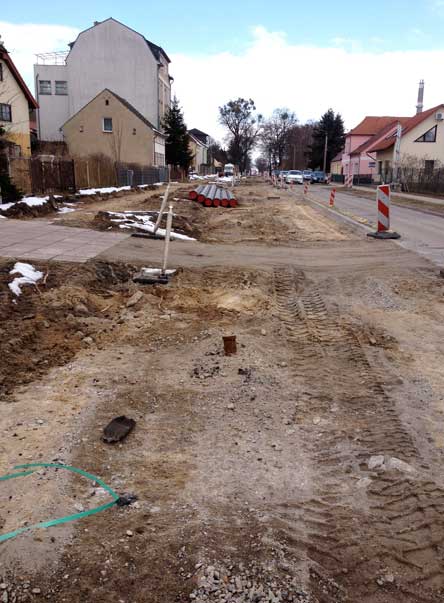 aktuelles Foto von der westlichen Straßenseite / Fußweg - Baustelle Eisenbahnstraße