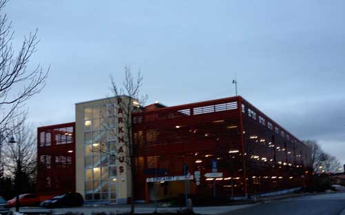 Blick auf das erleuchtete Parkhaus am Bahnhof