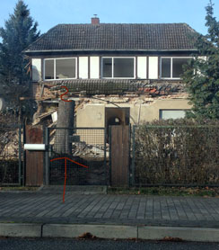 Foto von Abbrucharbeiten und Baumstamm heute Foto von altem Haus und abgesägtem Baumstamm ist zu sehen - heute.
