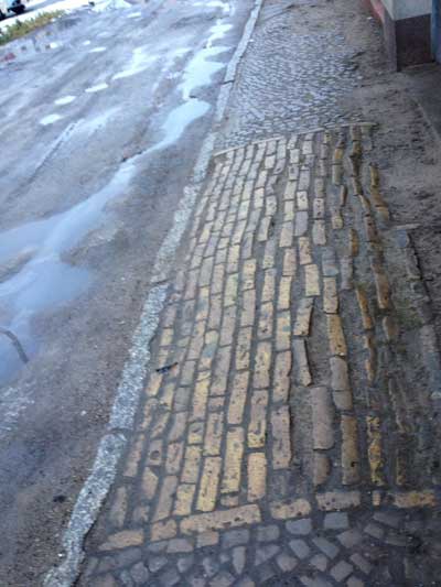 Foto von der Gartenstraße mit altem Pflaster