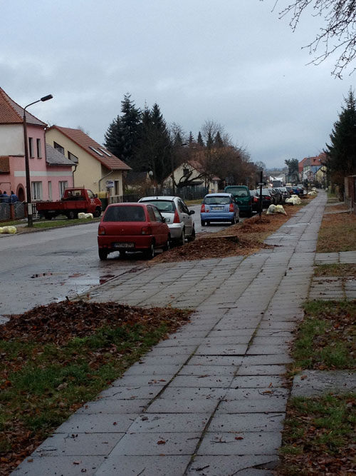 Foto von der Eisenbahnstraße mit Plastiksäcken an den Baumstümpfen.