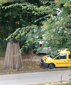 Foto von der Linde 74 mit Postauto ist zu sehen.