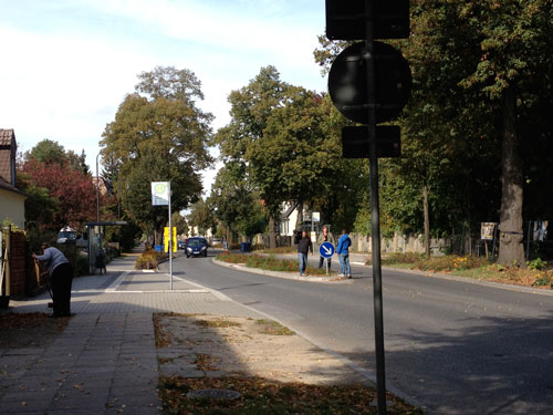 Blick auf die schon fertiggestellte Mittelinsel an der Bushaltestelle mit dem Kameramann, Herrn Lagé