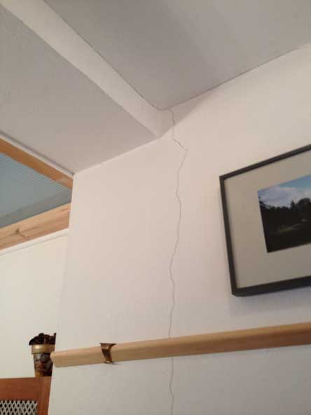 Foto von einem senkrechten Riss in der Wand