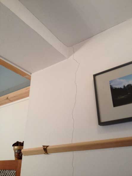Foto von einem Riss im Bad EG Foto von einem senkrechten Riss in der Wand
